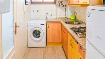 Een koelkast, een microgolfoven, een kookplaat