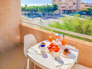 Outdoor dining - EL CIRUELO BEACH&POOL - Apartment with shared pool, 10 minutes from the beach and free (Roquetas de Mar)