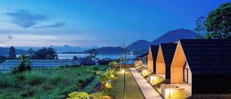 Hytte, utsikt mot innsjø | Utsikt mot innsjø