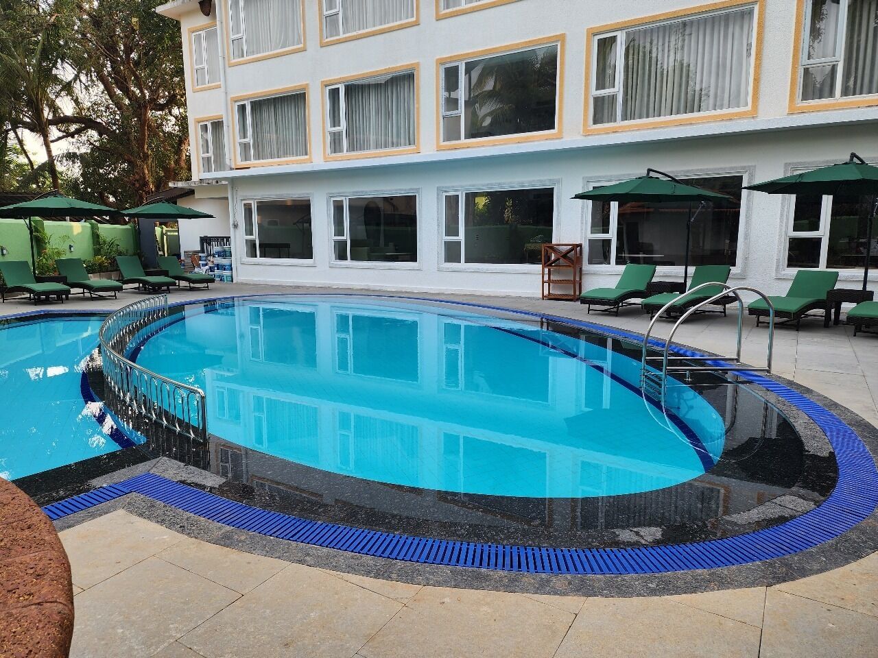 Außenpool, Sonnenschirme