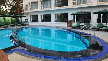 Außenpool, Sonnenschirme