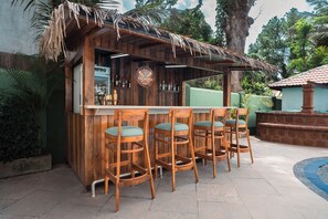 Bar junto a la piscina