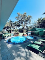 Una piscina al aire libre, sombrillas