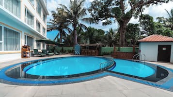 Piscina externa, guarda-sóis