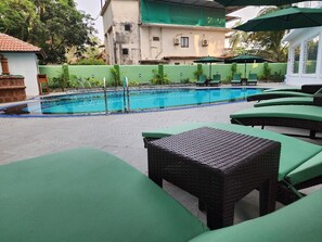 Utendørsbasseng og bassengparasoller