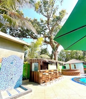 Bar junto a la piscina