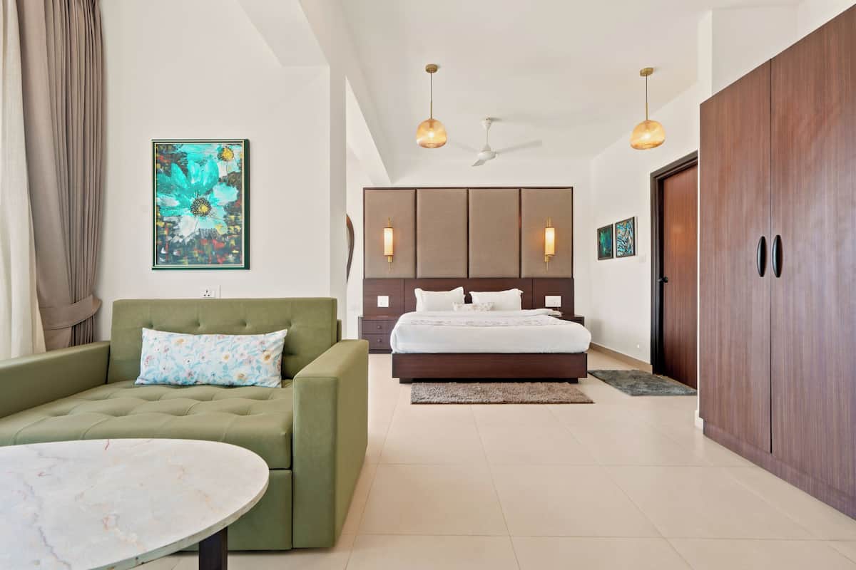 Premium Suite | Premium bedding, memory foam beds, desk, laptop workspace