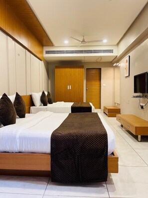 Kamar Keluarga | Seprai katun Mesir, seprai premium, busa memori, dan meja kerja