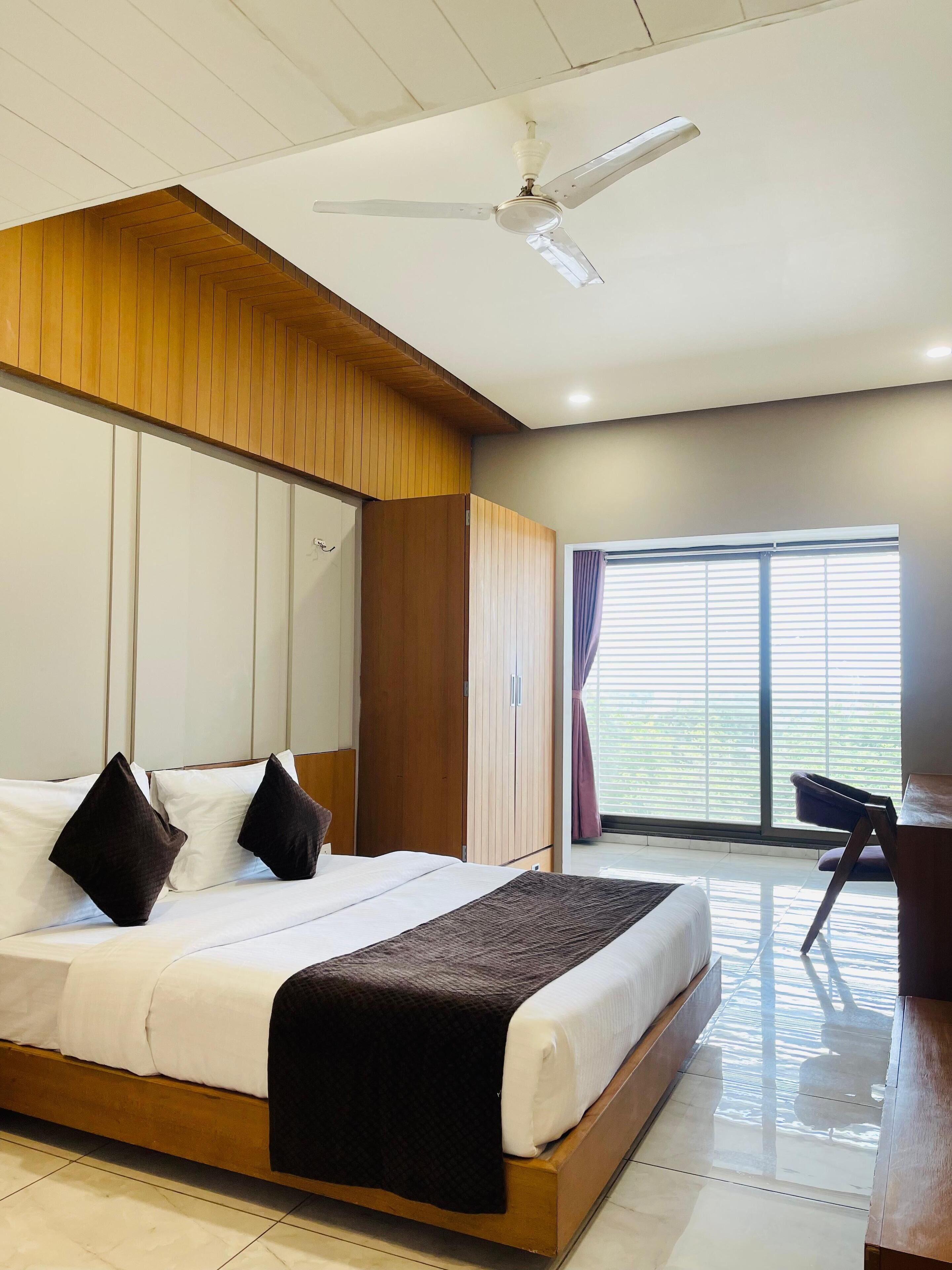 Kamar Eksekutif | Seprai katun Mesir, seprai premium, busa memori, dan meja kerja