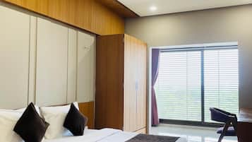 Executive Room | Egyptian cotton sheets, premium bedding, memory foam beds, desk