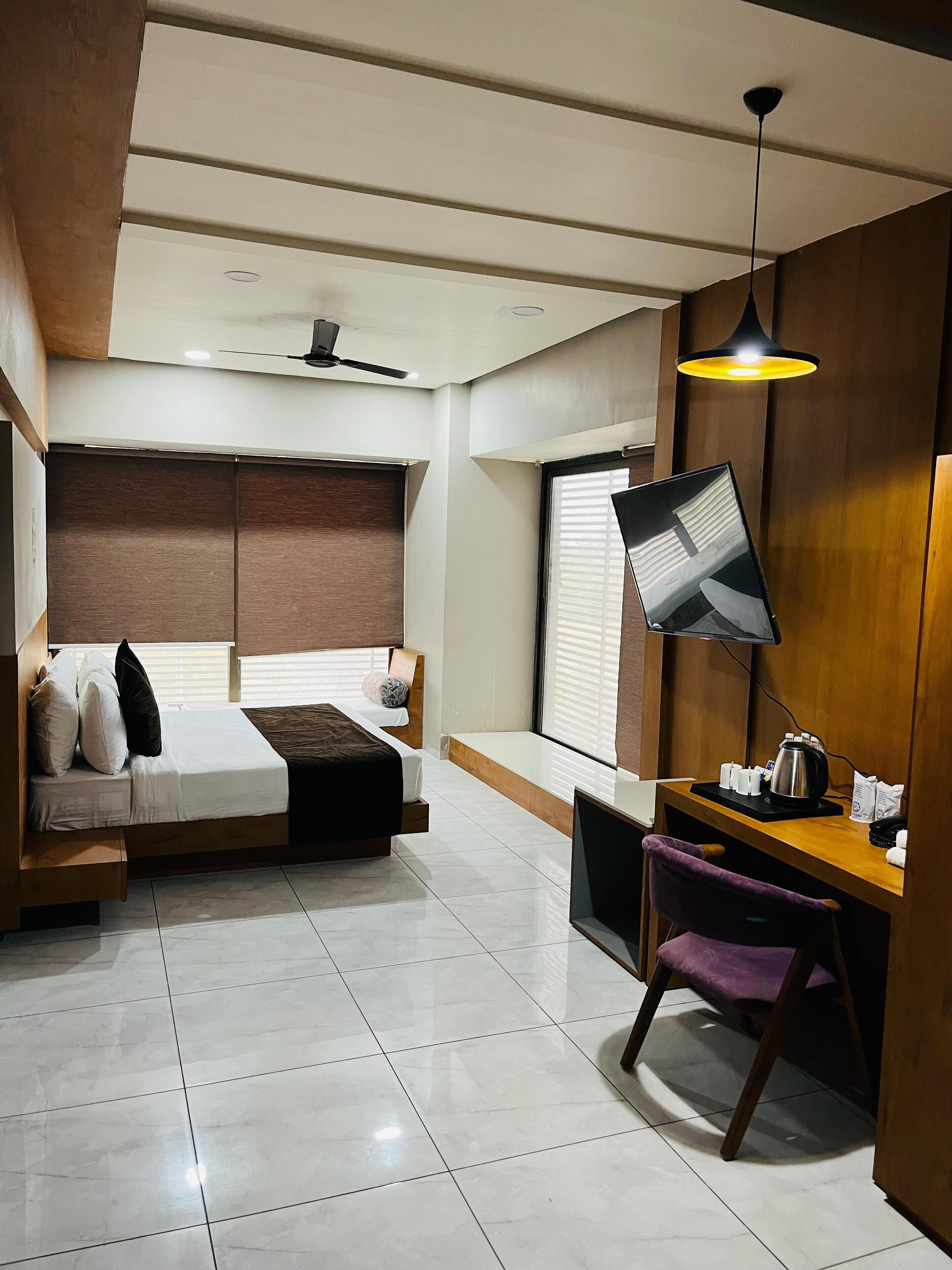 Kamar Mewah | Meja kerja, ruang kerja ramah laptop, dan Wi-Fi gratis