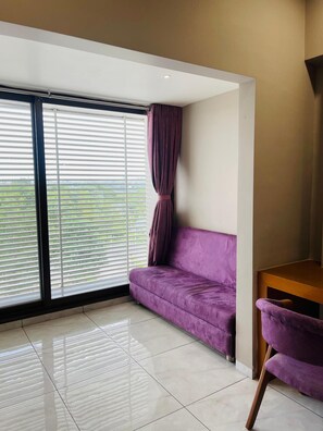 Executive Room | Egyptian cotton sheets, premium bedding, memory foam beds, desk - Kasa Hotel (Gandhinagar)