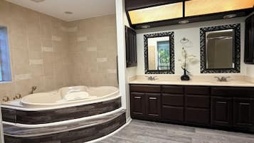 シャワー、ジェットバス、ヘアドライヤー、タオル