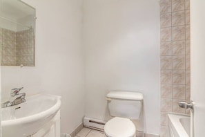 Haartrockner, Handtücher, Seife, Toilettenpapier