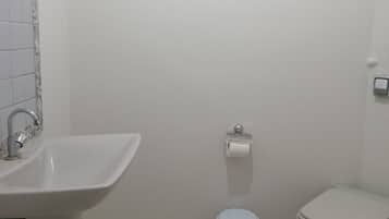 Dusche, Haartrockner, HandtĂŒcher, Seife