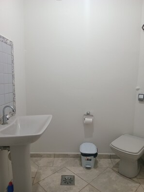 Douche, sèche-cheveux, serviettes fournies, savon