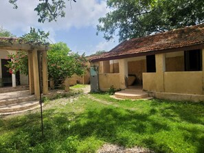 Property grounds - Quiet, secure villa with private pool and private beach close to leisure activities (Saly)