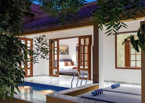 Still River Suites with Heated Pool, Jacuzzi by ELIVAAS