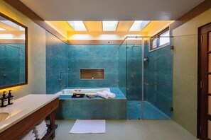 Comfort Double Room, Balcony, River View | Bilik Mandi | Kelengkapan dandanan diri percuma, tuala disediakan, tisu tandas 