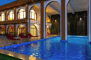 Outdoor pool - Still River Suites with Heated Pool, Jacuzzi by ELIVAAS (Udaipur)