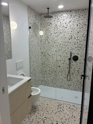 Dusche, Haartrockner, Handtücher, Seife