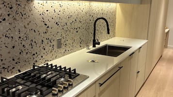 Four à micro-ondes, un four, surface de cuisson, lave-vaisselle