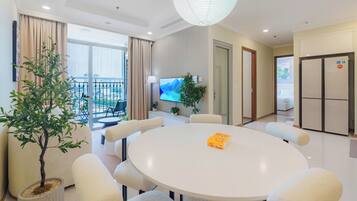 City Apartment, 3 Bedrooms | In-room dining