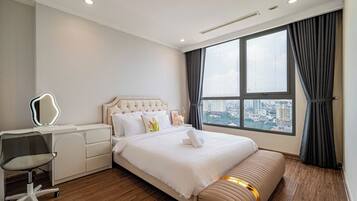 City Apartment, 3 Bedrooms | In-room safe, desk, laptop workspace, blackout drapes