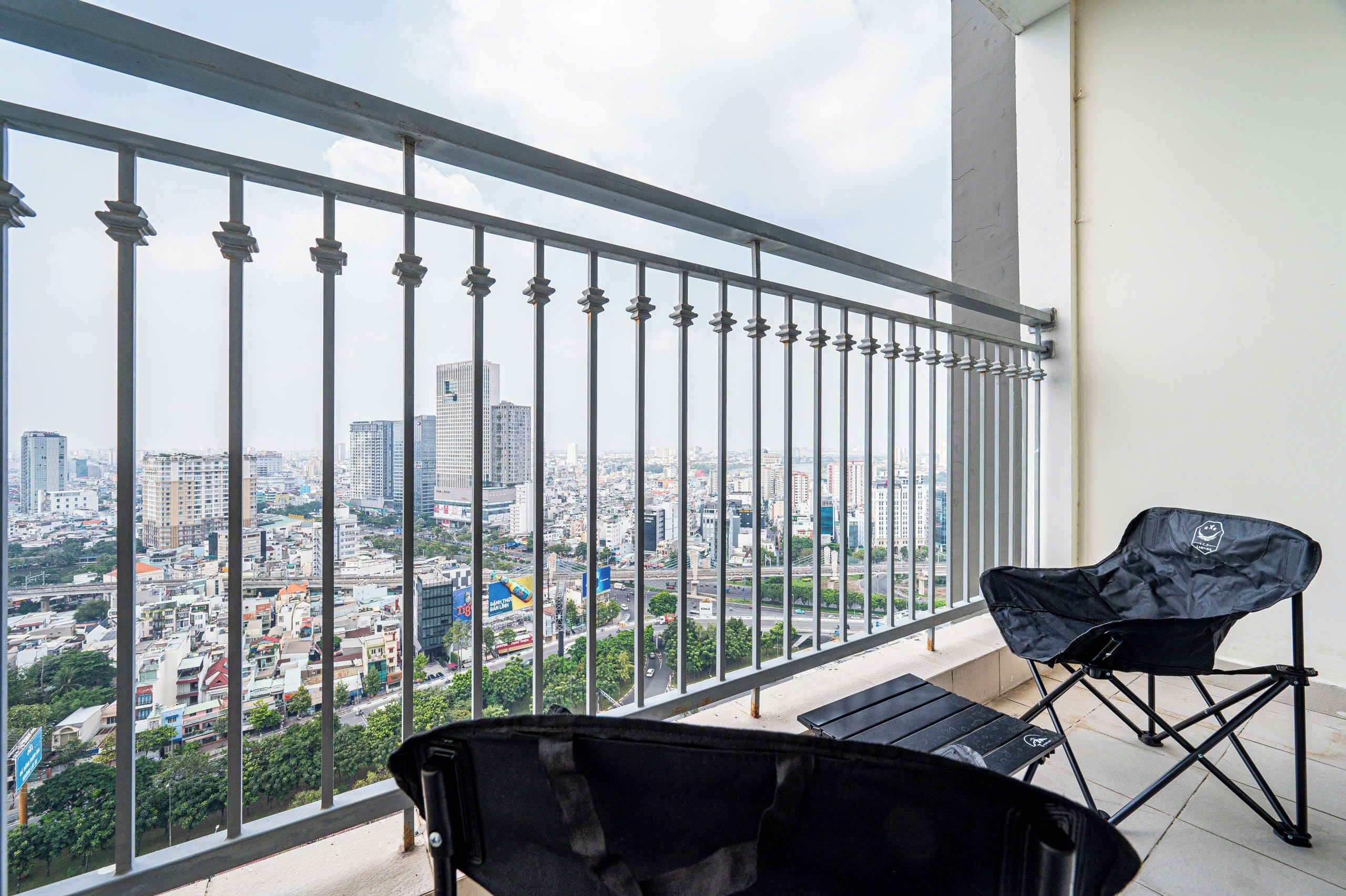 City Apartment, 3 Bedrooms | Balcony