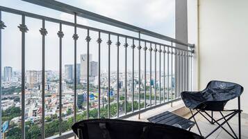 City Apartment, 3 Bedrooms | Balcony