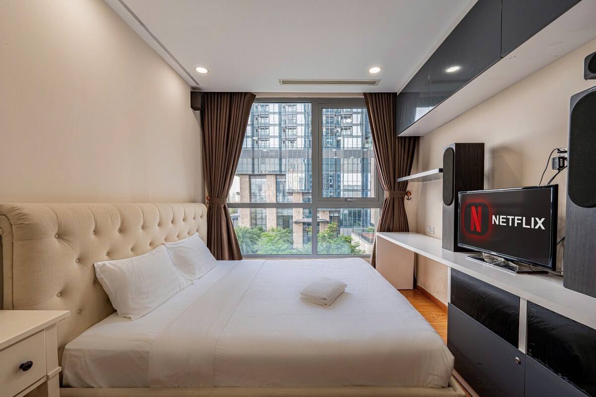 City Apartment, 4 Bedrooms | In-room safe, desk, laptop workspace, blackout curtains