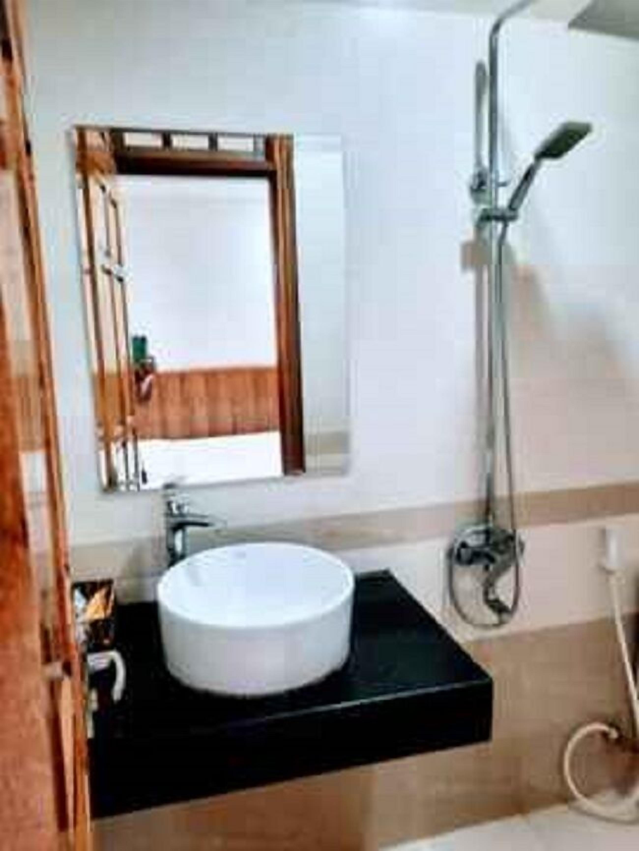 Ducha, artículos de higiene personal gratuitos, toallas y jabón