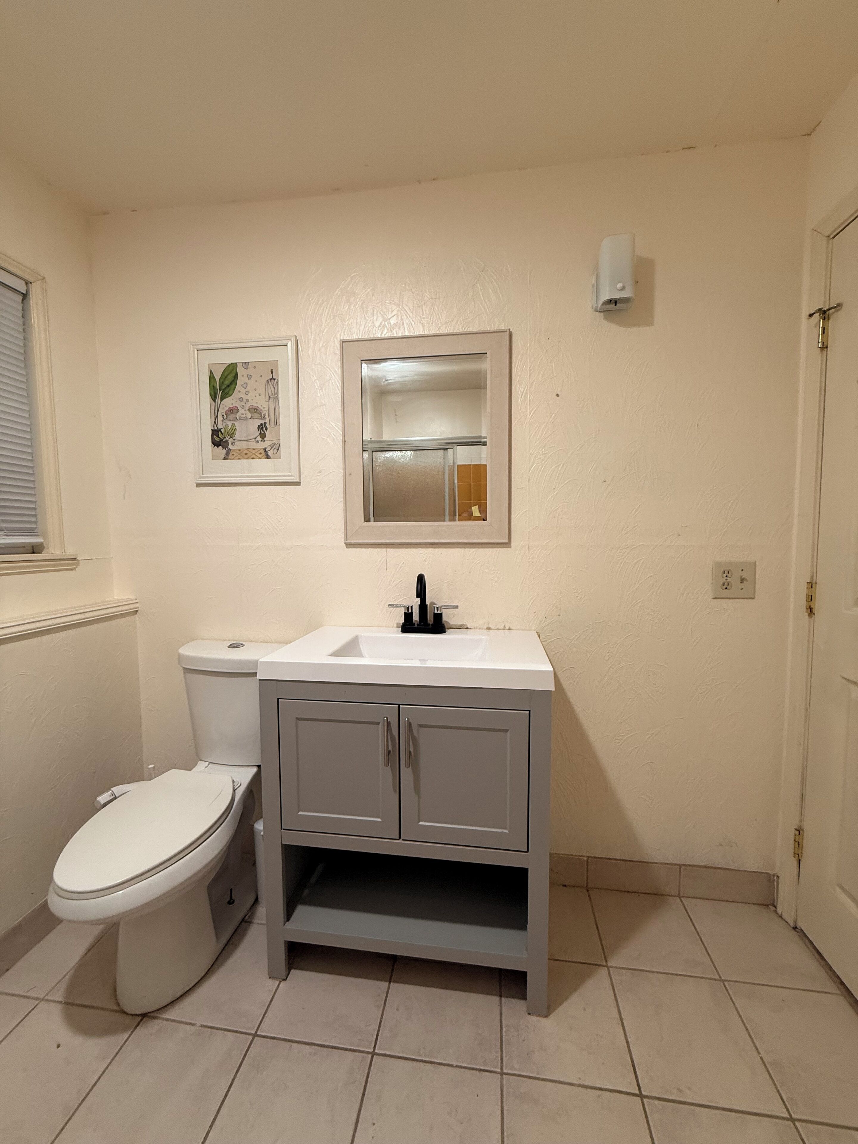 Secador de pelo, toallas, jabón, papel higiénico