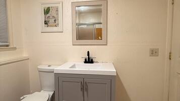 Secador de pelo, toallas, jabón, papel higiénico