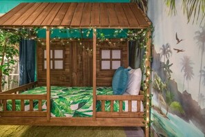 4 habitaciones, escritorio y tabla de planchar con plancha 