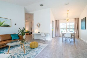 TV, ping pong - Chic Lake View Villa near Disney (Kissimmee)
