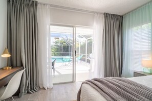 4 bedrooms, desk, iron/ironing board, travel cot - Chic Lake View Villa near Disney (Kissimmee)
