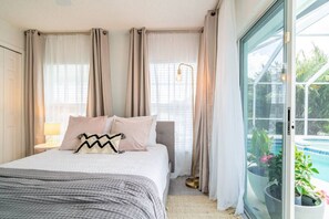 4 bedrooms, desk, iron/ironing board, travel cot - Chic Lake View Villa near Disney (Kissimmee)