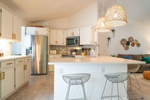 Fridge, microwave, oven, stovetop - Chic Lake View Villa near Disney (Kissimmee)