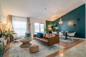 TV, tavolo da ping pong, impianto stereo