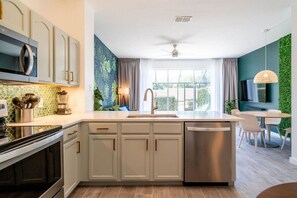 Fridge, microwave, oven, dishwasher - Chic Tropical Escape with Pool near Disney (Kissimmee)
