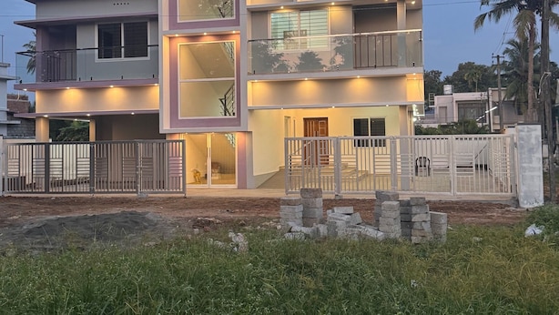 Un edificio a più piani con un cartello che indica “Twilight Residency”. Presenta balconi, ampie finestre e un ingresso con cancello.