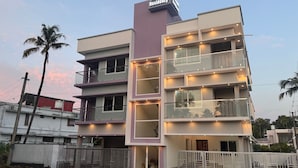 Un edificio residenziale a più piani con un'insegna che indica essere una 'Twilight Residency'.