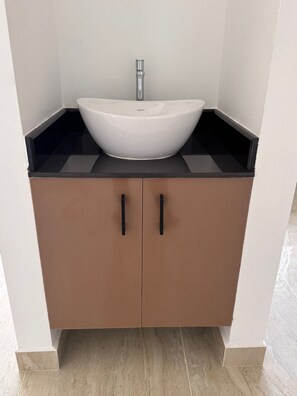 Haartrockner, Bidet, Handtücher, Toilettenpapier