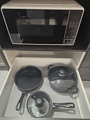 Microwave - Contemporay Studio With Private Entrance (Deebing Heights)