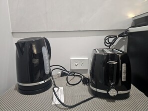 Coffee and/or coffee maker - Contemporay Studio With Private Entrance (Deebing Heights)