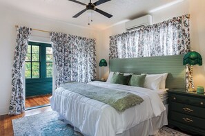 2 bedrooms, desk, iron/ironing board, travel cot - 111 2BR Montrose Roseland A, Downtown Med Center (Houston)