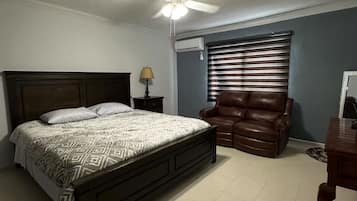 3 habitaciones, tabla de planchar con plancha, internet y ropa de cama