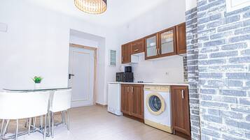 Eenvoudig appartement | Privékitchenette | Een minikoelkast, een microgolfoven, een kookplaat