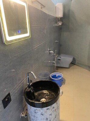 Soap, shampoo, toilet paper - Hotel Ding Dong  (Jaisalmer)